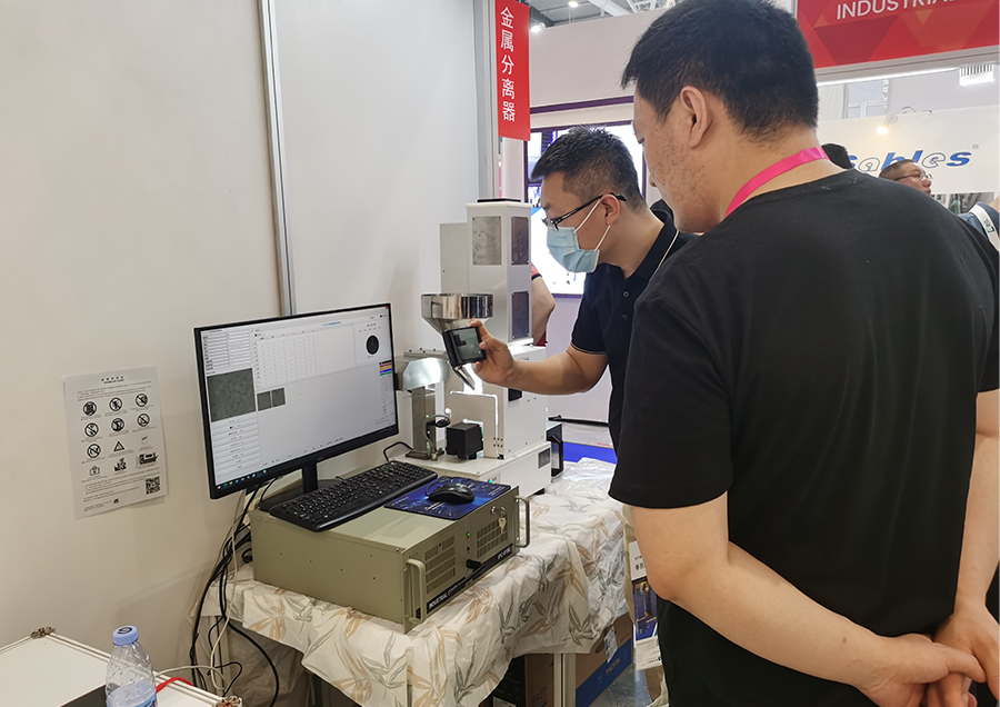 到访客户与向日葵视频色版下载工作人员详细洽谈