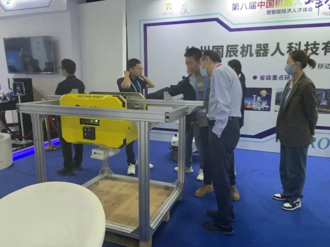 接待人员为客户详细介绍防爆挂轨巡检向日葵黄色视频