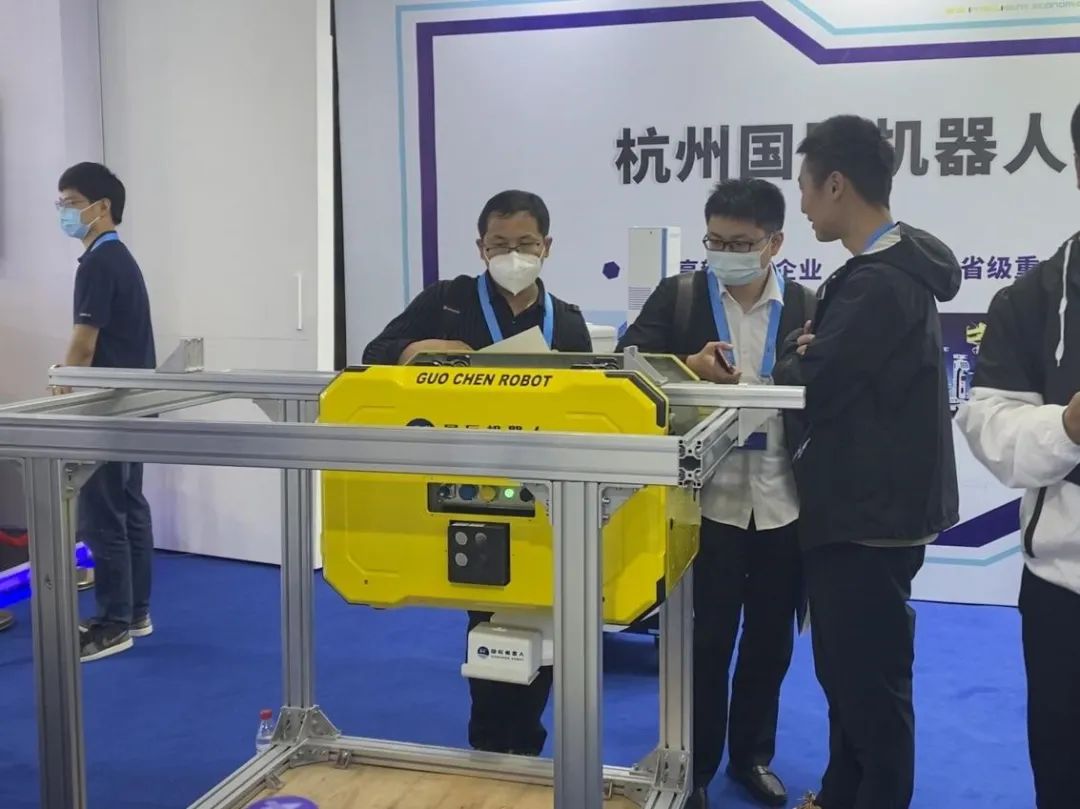 接待人员为客户详细介绍防爆挂轨巡检向日葵黄色视频