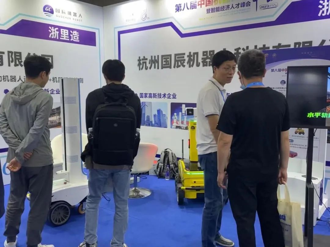 接待人员为客户详细介绍防爆挂轨巡检向日葵黄色视频